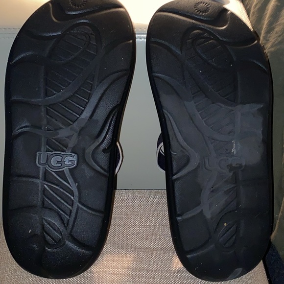UGG BLACK SLIDES GREAT CONDITION - Picture 4 of 6
